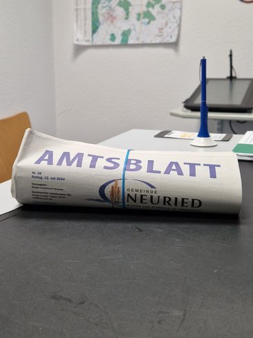 Ein zusammengerolltes Amtsblatt