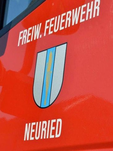 Der Aufdruck "Freiw. Feuerwehr Neuried" auf einem Feuerwehrauto.