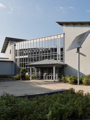 Der Eingang der Realschule Neuried in Ichenheim.